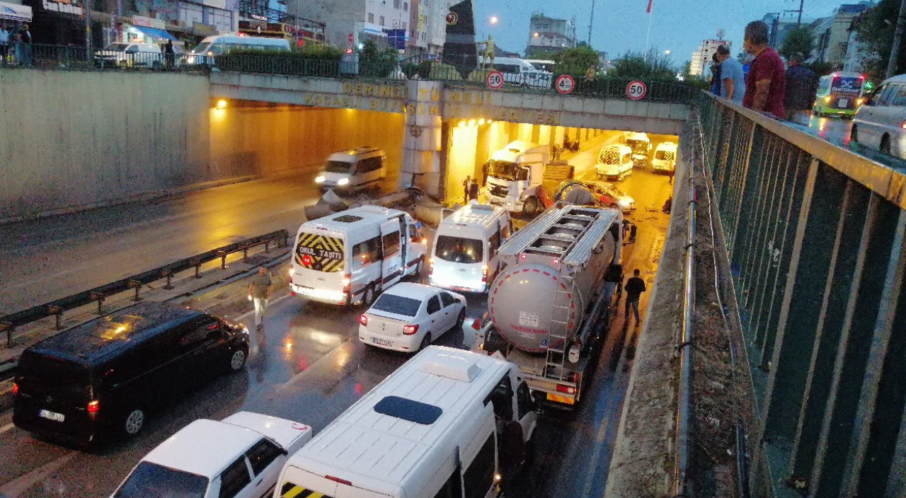 17 araç birbirine girdi! 4 kişi yaralandı